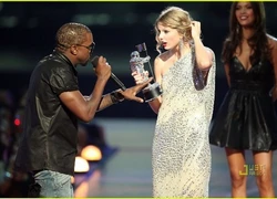 Taylor Swift bị Kanye West "chơi" đến đơ người trên sân khấu VMAs 2009