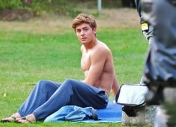 Zac Efron "đốt cháy" Vancouver bằng body cực chuẩn