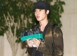 Kim Hyun Joong lần đầu xuất hiện sau khi nhiễm cúm A/H1N1