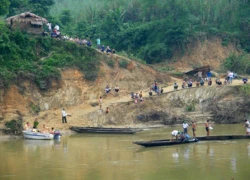 18 học sinh suýt mất mạng trong một vụ chìm đò