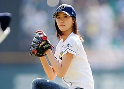 YoonA (SNSD) bỏ ca hát đi chơi bóng chày (!?)