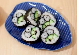 Chú ếch ngoan ẩn mình trong sushi