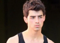 Joe Jonas xuống tóc và... trẻ đến ngỡ ngàng!