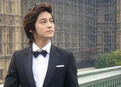 Chàng Gốm Kim Bum chơi game cực "máu" và pose hình cực "phiêu"