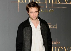 Robert Pattinson sợ hãi khi fans đòi được... cắn