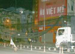 Kẹt xe lúc nửa đêm vì container vướng cáp viễn thông