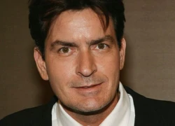 Charlie Sheen bị bắt vì đánh vợ