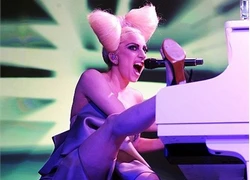 Lady GaGa gác chân lên đàn piano