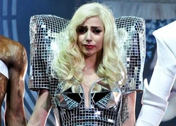 Lady GaGa òa khóc với kỷ lục mới