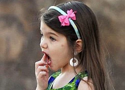 Suri Cruise tô son làm điệu