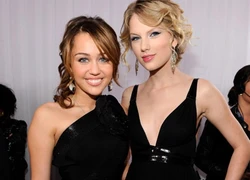 Miley Cyrus dụ dỗ Taylor Swift xăm mình