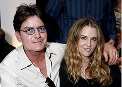 Vợ chồng Charlie Sheen giải hoà sau đánh lộn