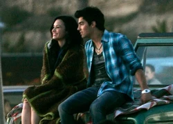 Joe Jonas bí mật hẹn hò Demi Lovato trên bờ biển?