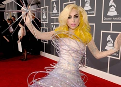 Lady Gaga "nổi bật" bên dàn sao lớn tại Grammy 2010