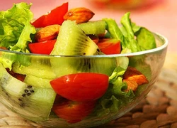 Sảng khoái với salad kiwi và cà chua ngọt