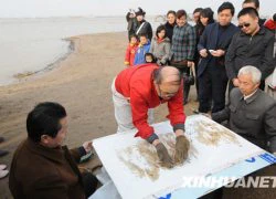 Lấy bùn sông Hoàng Hà vẽ tranh