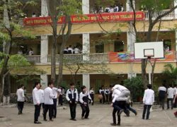 'Không đuổi học các em trong clip đánh hội đồng'