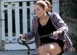 Miley diện short đạp xe cùng bạn trai - Lilo lại bị chê già