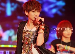 Onew (SHINee) ngất xỉu là sự việc gây đau đầu nhất của Music Bank