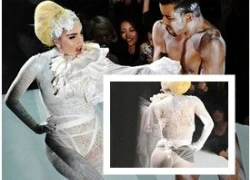 Choáng ngợp trước màn khoe &#8220;bàn tọa&#8221; bên chàng trai lực lưỡng của Lady Gaga