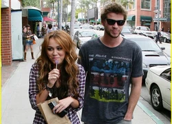 Miley diện short "cực" ngắn dạo phố - Van "xuống sắc" với mắt thâm quầng