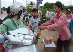 Cô sinh viên bán bánh đổi chữ