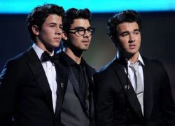 Joe Jonas nối gót Nick Jonas "đánh quả lẻ"