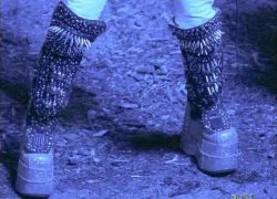 Adam Lambert diện boot lóng lánh cao 20cm trong MV mới