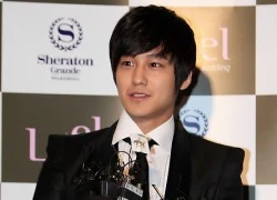 Kim Bum lịch lãm đi đám cưới với... tay bó bột