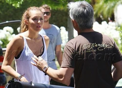 Miley Cyrus bất ngờ cãi nhau với paparazzi giữa đường