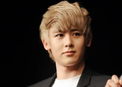 Fan ném... đồ lót vào người Nichkhun khi 2PM đang biểu diễn