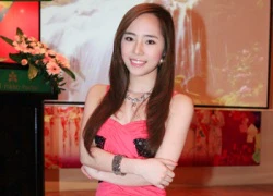 Quỳnh Nga "hồng toàn tập" trong buổi họp báo Miss teen 2010