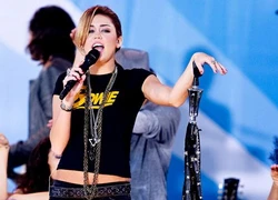 &#8220;Rocker&#8221; Miley Cyrus rực lửa trên sân khấu mùa hè!