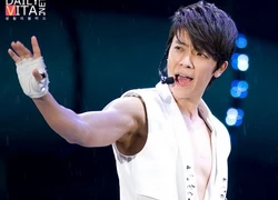 Donghae (SuJu) đang breakdance thì&#8230; ngã dúi dụi đến hỏng cả mic