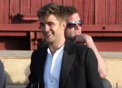 Xem chàng Robert Pattinson vừa nhếch nhác, vừa bảnh bao