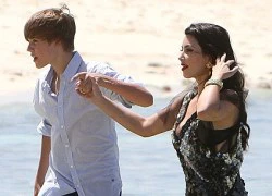 Justin Bieber cầm tay và đùa nghịch với cô Kim "siêu vòng ba"