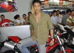 Johnny Trí Nguyễn sắm môtô 'khủng' Ducati