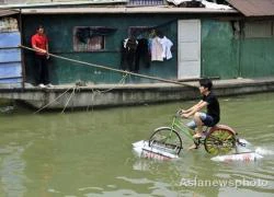 Vượt sông bằng&#8230; xe đạp