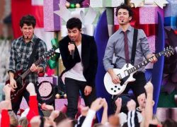 Jonas Brothers "tung chưởng"; Selena xinh đẹp dịu dàng cho single mới