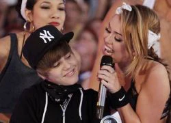 Justin Bieber đạp xe "phụ họa" cho sân khấu biểu diễn... đồ bơi của Miley