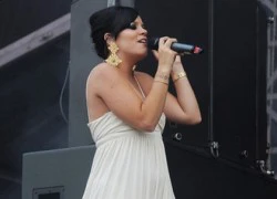 Lily Allen diện mốt "alibaba" ngộ nghĩnh trên sân khấu "cuối cùng"