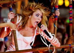 Miley Cyrus (lại) chê "Twilight" và muốn đóng phim "người nhớn"