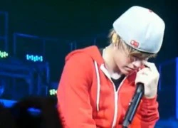 Justin Bieber rơi lệ khi hát về cha mẹ