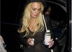 Lindsay Lohan ngực trần dạo phố đêm