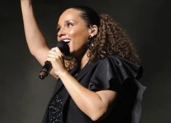 Bà bầu Alicia Keys ngã bệt trên sân khấu khi đang biểu diễn