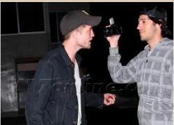 Robert Pattinson "trợn mắt" với paparazzi sau khi đụng xe cộ