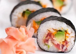 Thưởng thức món Sushi có nhân Tempura