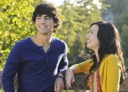 Demi Lovato và Joe Jonas chia tay rồi vẫn cực tình "củm"