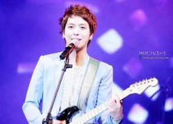 Mỹ nam Jung Yonghwa (C.N. Blue) từng... ngồi tù vì biểu diễn