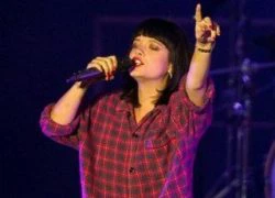 Lily Allen vác bụng bầu lên sân khấu trong trang phục tuềnh toàng